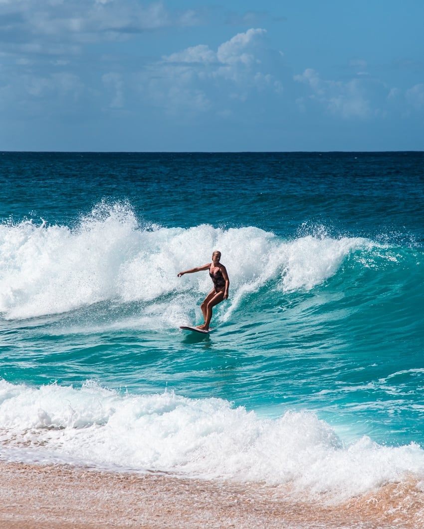 femme surf banzi pipeline oahu