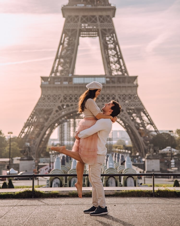 Lovely Wedding Couple Poses Eiffel Tower Paris Stock Photo by  ©olexiysyrotkin 183964916